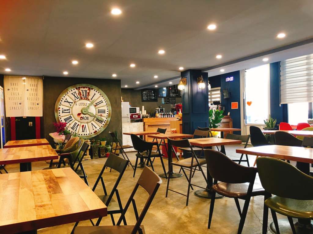 cafe-2081857_1920_Bild von inyoung Jeong auf Pixabay